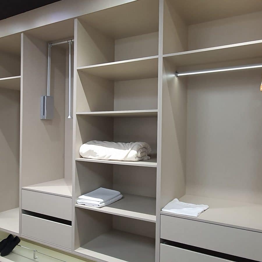 Vestidor Garachico: almacenamiento a medida en “L”