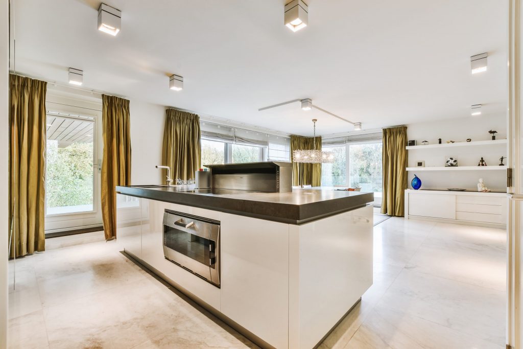 Dinna cocinas y armarios en Tenerife. Alvic, Portasur, Häcker Küchen, Scavolini, Poggenpohl, Leicht, Siematic, Nobilia, Bulthaup, Schmidt, IKEA, Bauformat, Arclinea, Doca, Santos, Mobalpa, Lube, Veneta Cucine, BoConcept, Armony Cucine Bosch, Siemens, Miele, Electrolux, Samsung, LG, Whirlpool, GE Appliances, KitchenAid, Smeg, Fisher & Paykel, Thermador, Sub-Zero, Wolf, Viking, Frigidaire, AEG, Blomberg, Bertazzoni, Gaggenau Silestone, Dekton, Caesarstone, Neolith, Compac, Corian, Lapitec, Laminam, Cambria, Cosentino, TechniStone, Zodiaq, HanStone, Santa Margherita, Quarella, LG HI-MACS, Radianz, Staron, Wilsonart, Durat Blum, Hettich, Häfele, Grass, Salice, Kesseböhmer, FGV, Samet, Titus, Sugatsune, Emuca, Vauth-Sagel, Würth, DTC, Sige, Furnipart, Lamello, Accuride, Repon, Siso