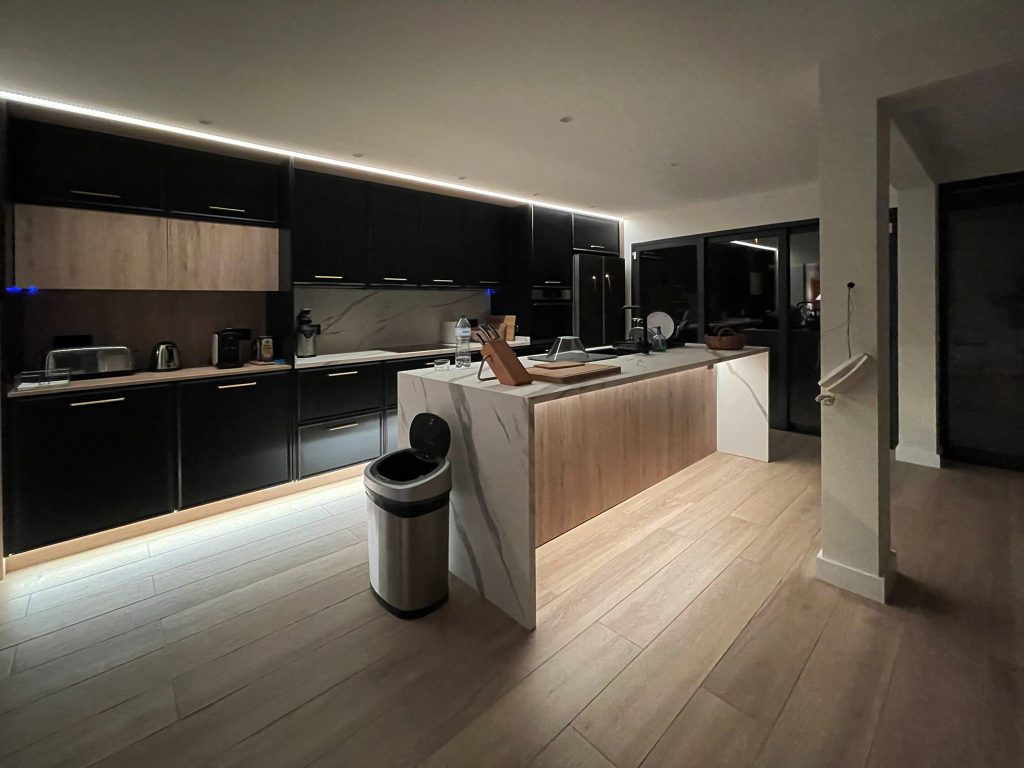 cocina color madera y negro