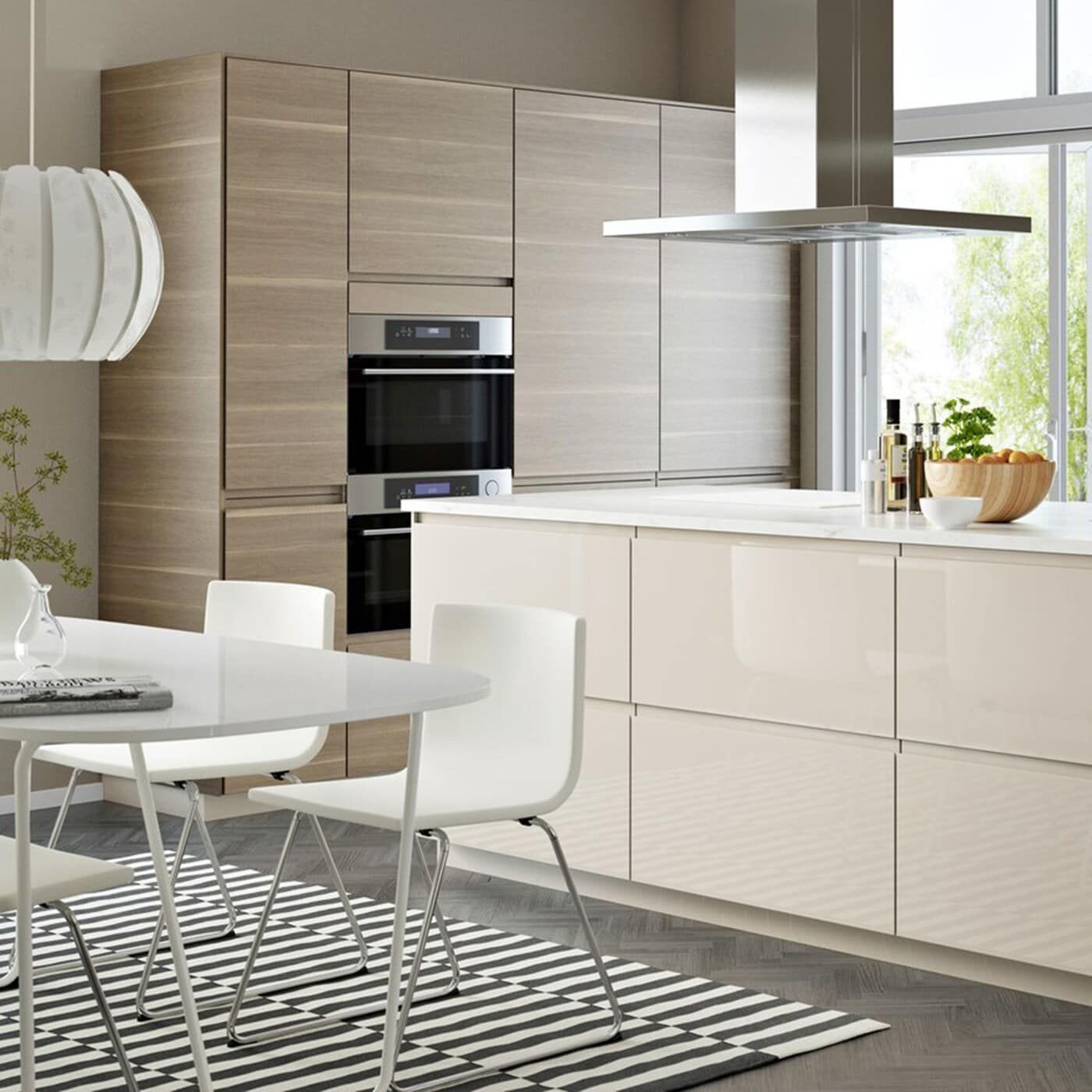 Cocina moderna en blanco y madera