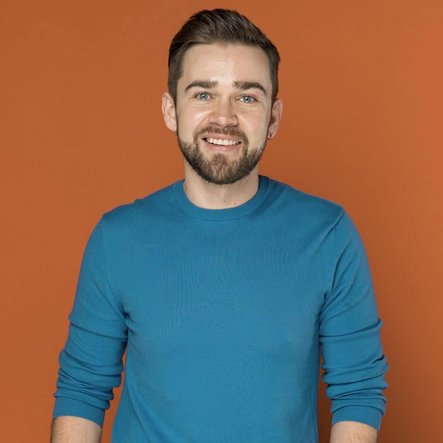 hombre guapo sonriente posando x