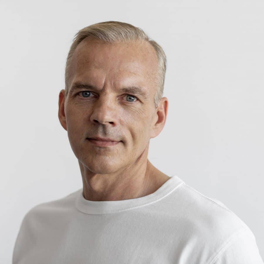 retrato de hombre de mediana edad seguro x