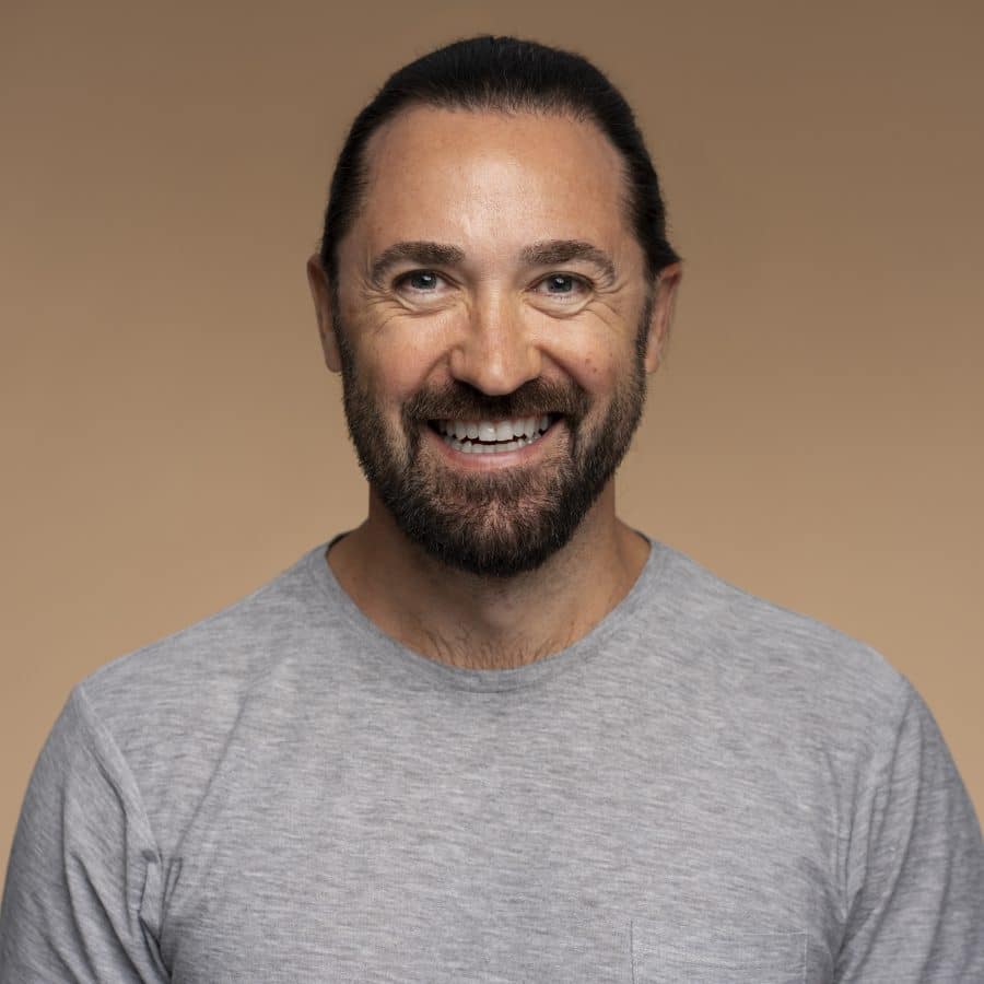 retrato de hombre guapo con barba x