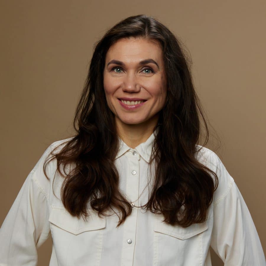 retrato de una joven sonriente contra la pared x