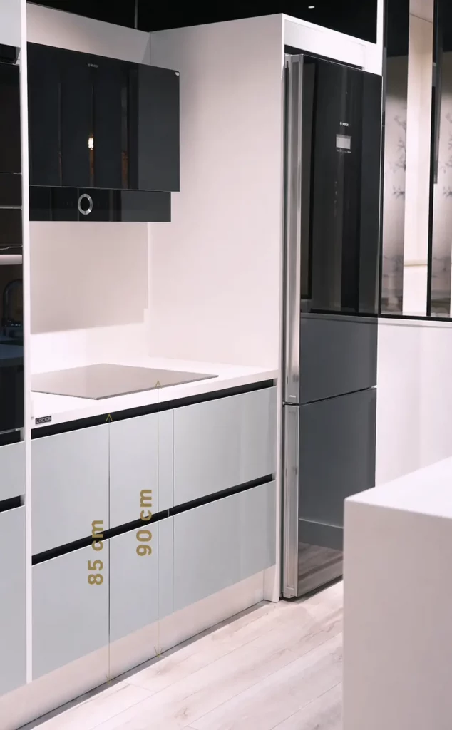 fotografía que muestra las medidas y diferentes alturas de muebles de cocina